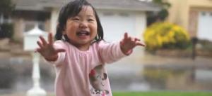 La reacción de una niña al ver la lluvia por primera vez en su vida (Video)