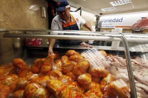 Gremio y gobierno discuten alza de 53,17% en precio del pollo