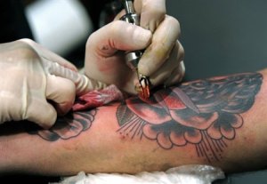 Proyecto para control de centros estéticos no contempla prohibición de tatuajes