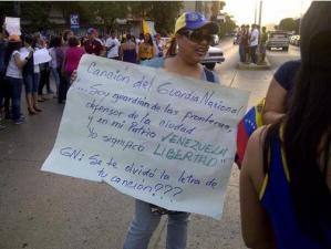 Una venezolana le pregunta a la GNB que si se le olvidó su himno (Foto + canción de la GNB)