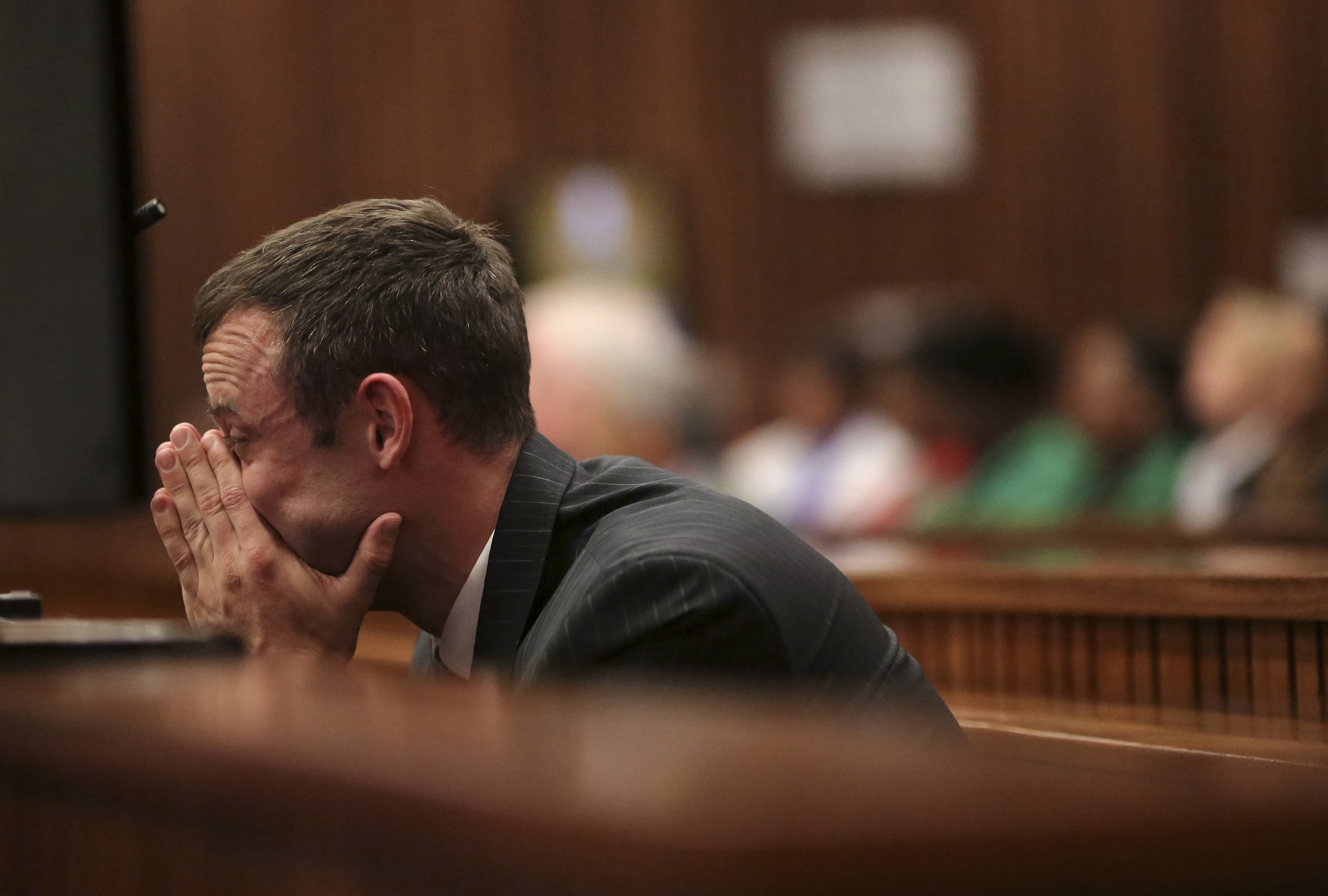 Pistorius vomita en el tribunal durante descripción de autopsia de su novia