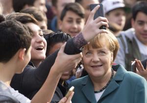Merkel se suma a la moda de los “selfies” (Fotos)