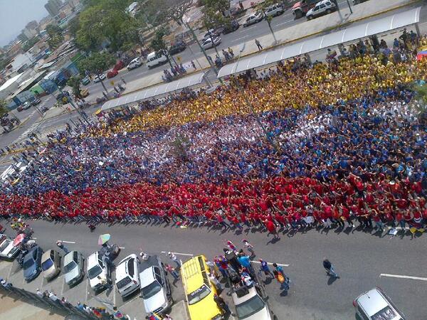 Espectacular mega bandera humana se paseó hoy en Barquisimeto (FOTOS)
