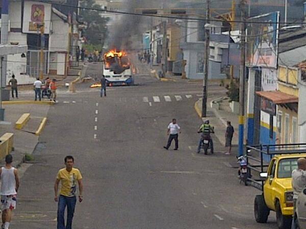 Se incendió unidad de transporte público en San Cristóbal (Fotos)