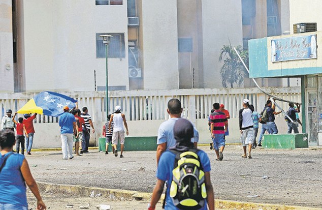 Polimaracaibo custodia residencias El Cují y vecinos reconstruyen áreas
