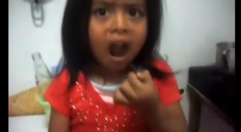 Niña era obligada por sus padres a comer cucarachas (Video)