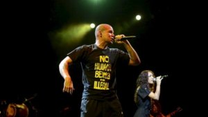 René de Calle 13 es sorprendido por un fan y este le propina un golpe (Video)