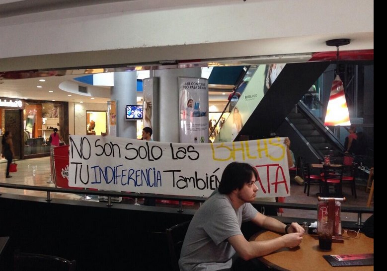 Pancartazo contra la indiferencia en el Centro Comercial Tolón (Fotos)
