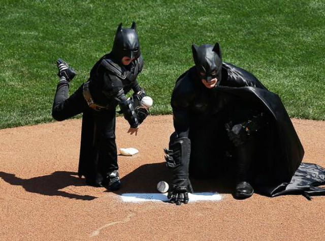 “Bat-kid” lanza la primera bola en un juego de la MLB (Fotos + Video)