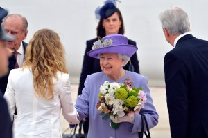 El recibimiento de la reina de Inglaterra por el Papa Francisco (Fotos)