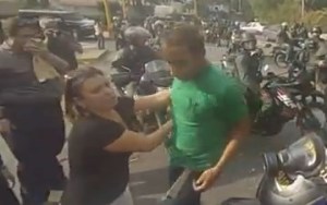 Vecino usa un pitbull y a la GNB para perseguir a manifestantes (VIDEO)