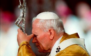 Juan Pablo II tan popular como una estrella del rock