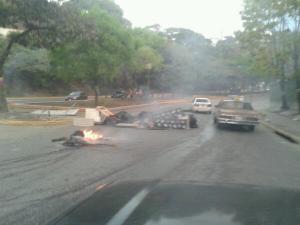 Limitado el acceso en Macaracuay por barricada (Fotos)