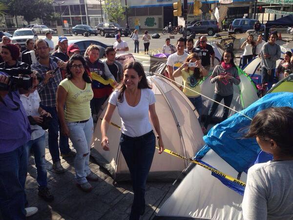 María Corina acompaña a los estudiantes que protestan frente a la ONU (Fotos)