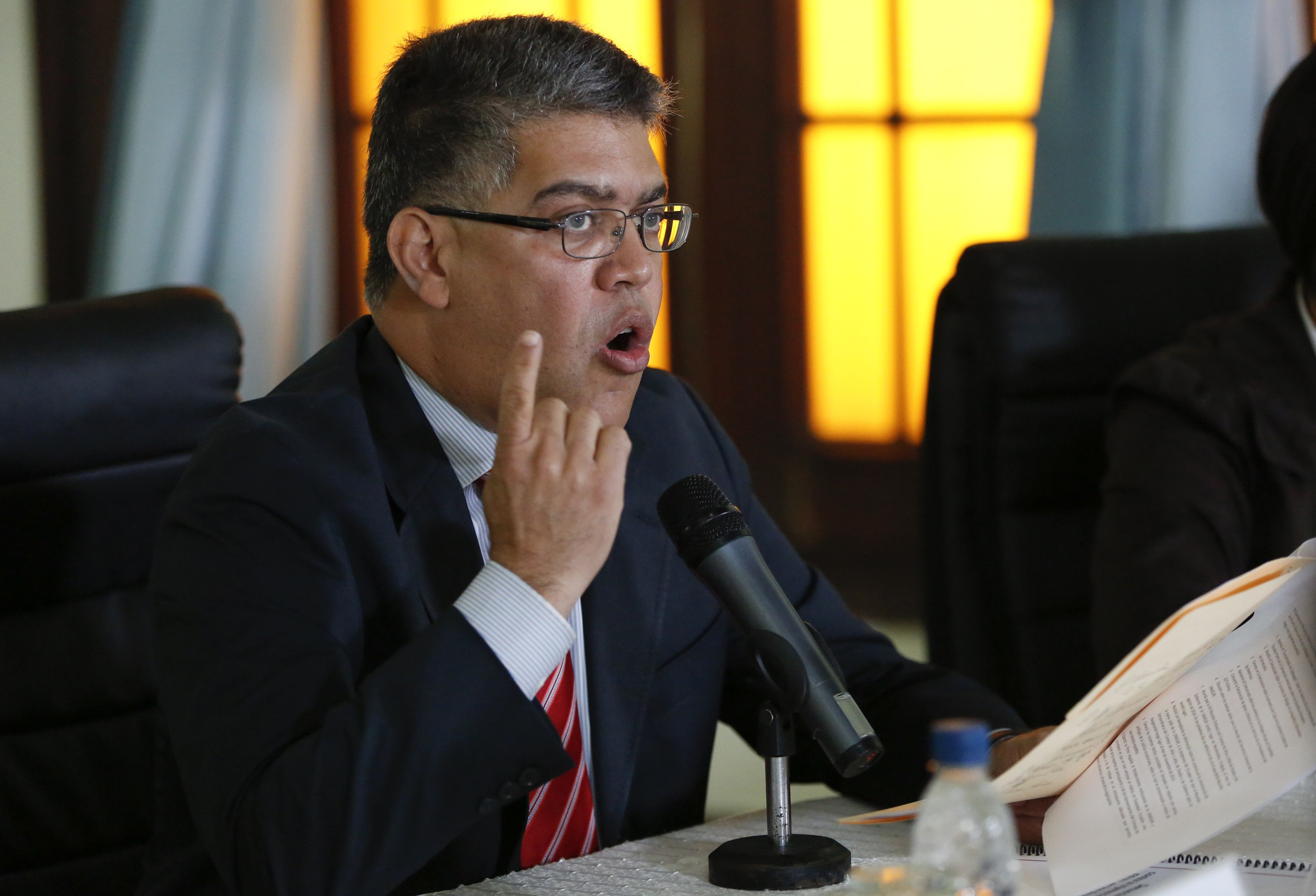 Jaua se fue a El Salvador para “consolidar relaciones”