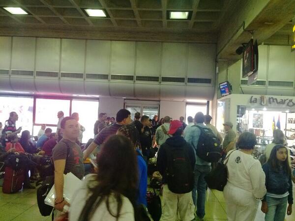 Protesta en Maiquetía por retrasos de vuelos este #19M (Fotos)