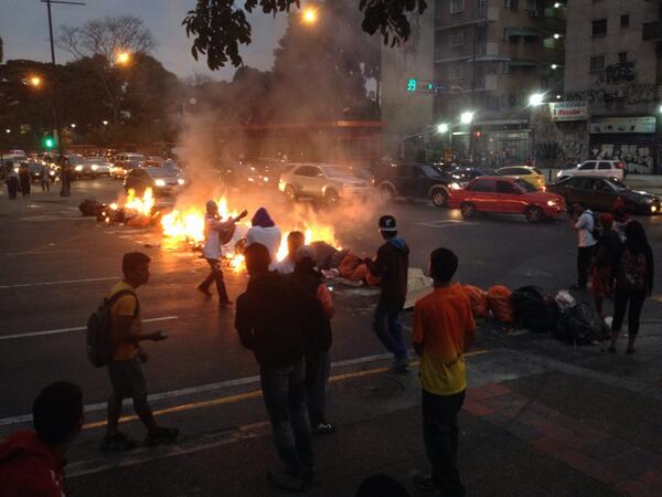 Aparecen barricadas en Altamira este #5M (FOTOS)