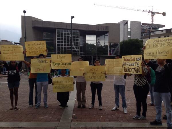 Estudiantes protestan en la Plaza Sadel en rechazo a detenciones #8M (Foto)