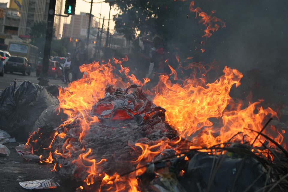 Gran barricada de fuego en la avenida Luis Roche de Altamira (Fotos)