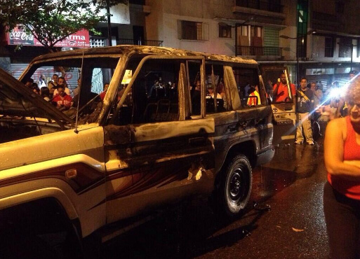 Incendian vehículo del Ministerio de Transporte en Chacao