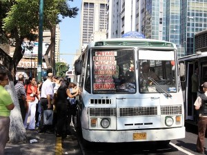 Matan a tres hombres en dos asaltos dentro de autobuses en Caracas