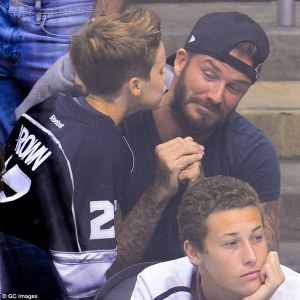 Cruz Beckham se divierte con el mostacho de su padre (Fotos)