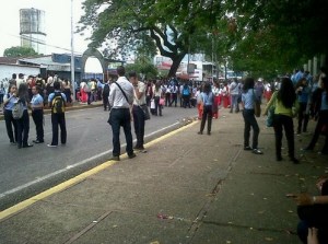 Bachilleres protestaron en la calles por robos en las unidades educativas (Foto)