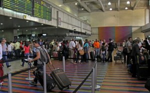Viajeros venezolanos reportan inconvenientes para usar tarjetas en el exterior