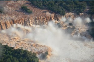 Cierran circuito turístico en Cataratas del Iguazú por inédita crecida de ríos