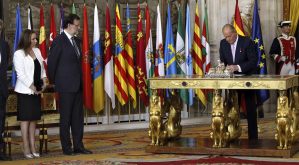 Juan Carlos firma su abdicación como rey de España (Fotos)
