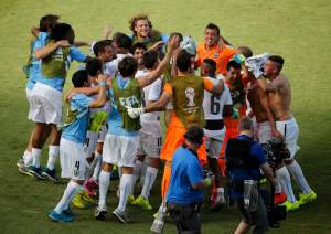 Uruguay pasa a octavos, Italia queda eliminada (Fotos)