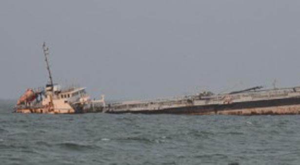 Se hunde un barco ¿fantasma? en el Lago de Maracaibo (FOTOS)