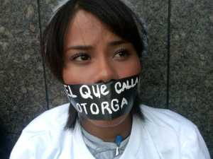 Amarrados ante Pnud protestan los jóvenes venezolanos (Fotos)