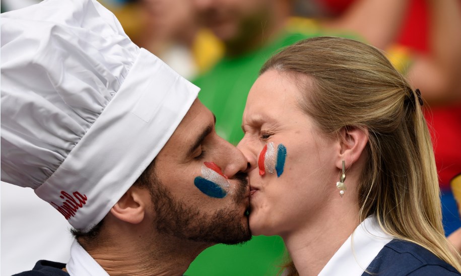 Franceses celebran con un beso el segundo gol en pleno estadio (Foto)