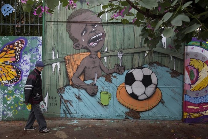 Estos son los graffitis antimundialistas en las calles de Brasil (Fotos)