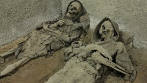 Dos momias prehispánicas aparecieron de la nada en un paraje solitario en Perú