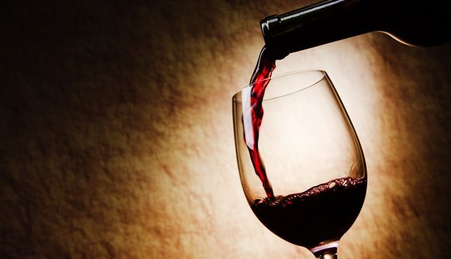 Seis errores que no debes cometer al servir vino