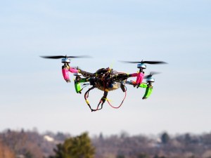 Amazon ensayará entrega de paquetes con drones en EEUU