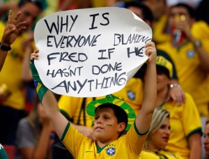 “Por qué culpan a Fred si él no ha hecho nada”: La pancarta más dura del estadio (FOTO)