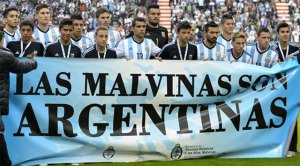FIFA multa a la Asociación del Fútbol Argentino por polémica pancarta