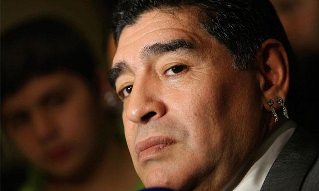 FIFA retira credencial de periodista a Maradona