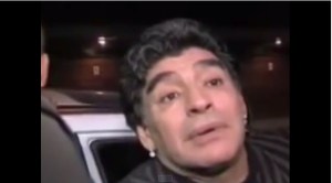 Maradona, borracho, lanza botellas y puños… propina insultos y menciona al Kun Agüero