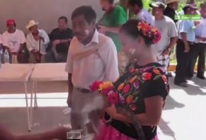 Este alcalde se casó con un ¿cocodrilo? (Video)