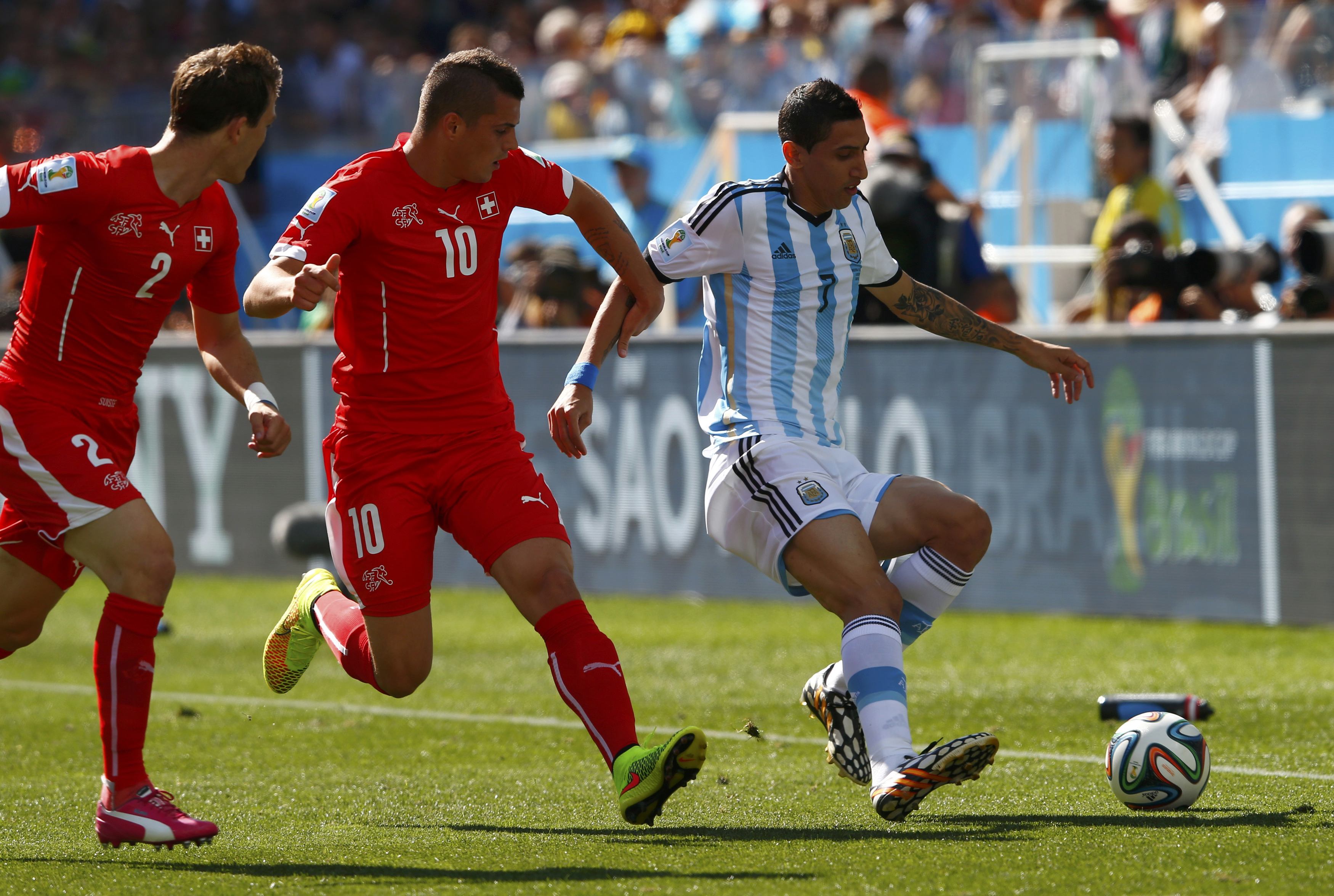 Argentina pasa a cuartos de final tras ganar a Suiza en la prórroga 1-0