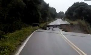 En video: Impactante momento en el que se hace un cráter en la carretera