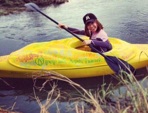 Hizo un kayak con la forma de su vagina y la pusieron presa