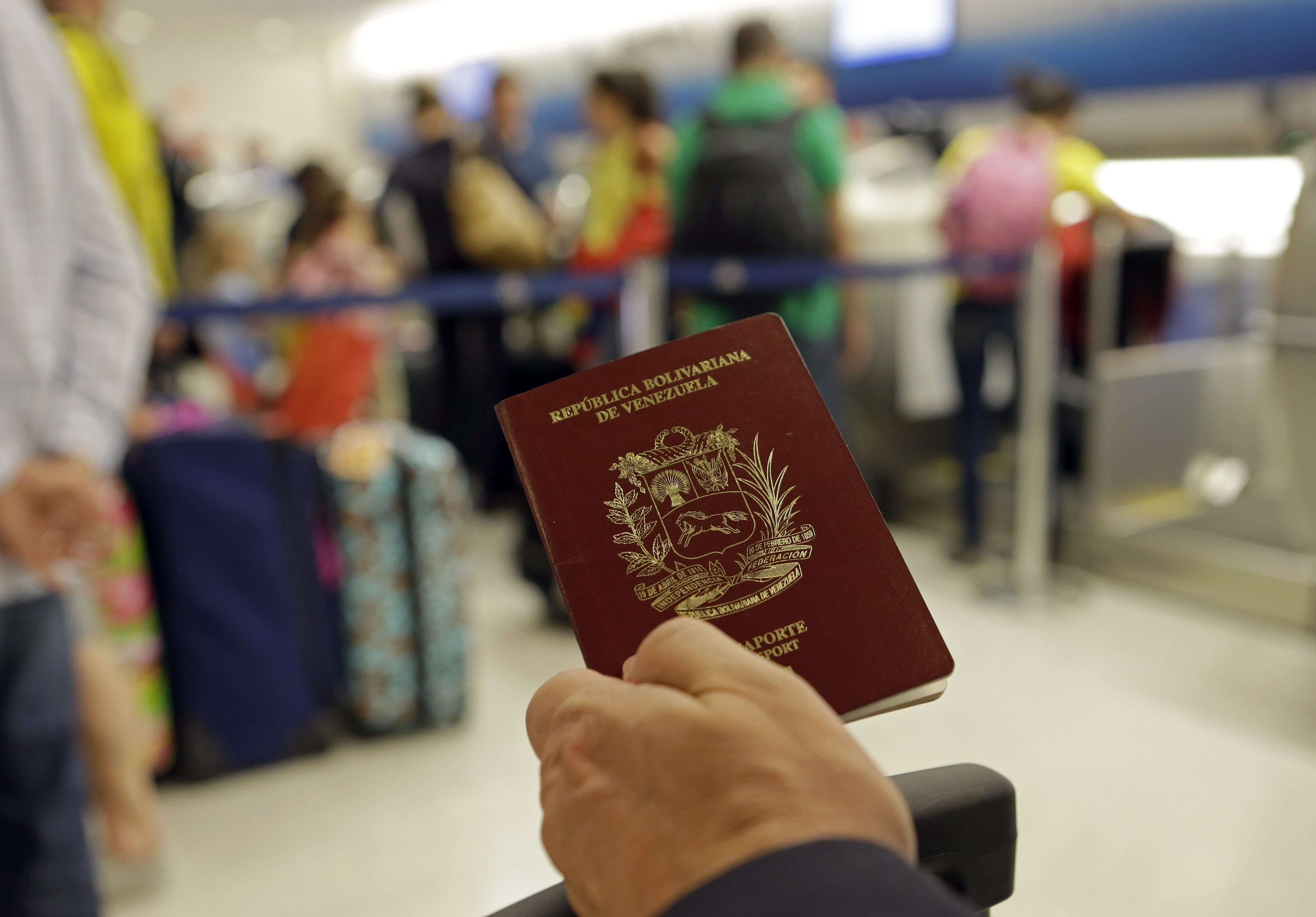 Venezolanos en el exterior sin pasaporte quedarían en un “limbo jurídico”