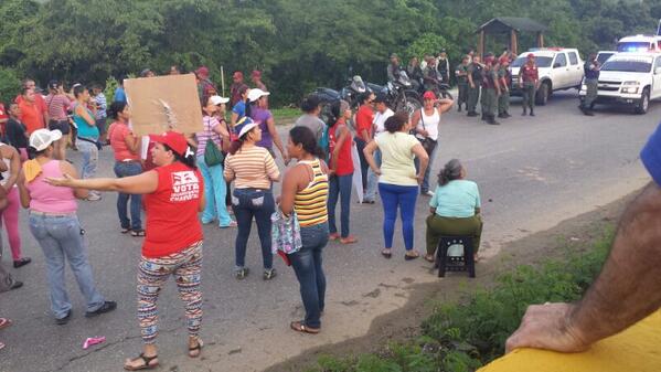 Tranca en la autopista Ocumare-Charallave por protesta (Fotos)