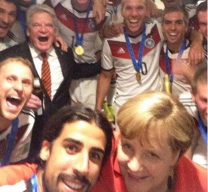 La “selfie” Campeona del Mundial… Merkel y los jugadores de Alemania (Foto)