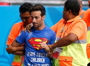 “Superman” saltó al campo en el Mundial y se lo llevaron detenido (FOTO)